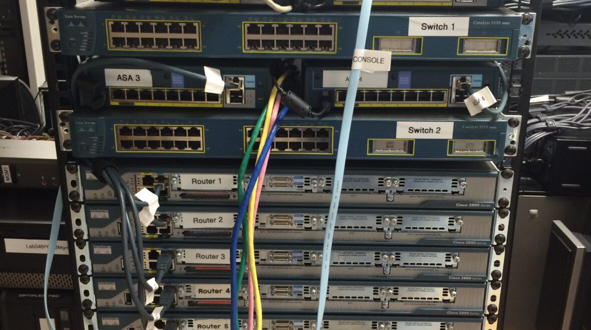 راهنمای جامع سوییچ شبکه و KVM کنسول؛ از انتخاب و مدیریت تا نگهداری و تعمیر